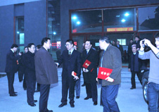 “全國(guó)質(zhì)量知識(shí)競(jìng)賽”決賽活動(dòng)結(jié)束后,時(shí)任國(guó)家質(zhì)檢總局局長(zhǎng)王勇與協(xié)會(huì)秘書長(zhǎng)助理張明親切握手,祝賀“全國(guó)質(zhì)量知識(shí)競(jìng)賽”活動(dòng)的圓滿落幕