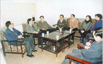 時(shí)任國(guó)家質(zhì)量技術(shù)監(jiān)督局局長(zhǎng)李傳卿、時(shí)任國(guó)家質(zhì)量技術(shù)監(jiān)督局副局長(zhǎng)朱明暹聽取協(xié)會(huì)部分負(fù)責(zé)人匯報(bào)工作