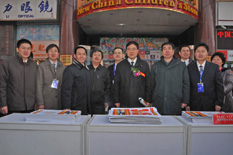 國(guó)家質(zhì)檢總局總工程師張綱(一排右三)在2010年“3.15”咨詢活動(dòng)現(xiàn)場(chǎng)親切接見協(xié)會(huì)工作人員