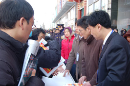 中國(guó)質(zhì)量檢驗(yàn)協(xié)會(huì)秘書長(zhǎng)助理張明(右二)、會(huì)員工作部主任楊曉東(右一)在2010年“3.15”咨詢活動(dòng)現(xiàn)場(chǎng)向消費(fèi)者發(fā)放由中國(guó)質(zhì)量檢驗(yàn)協(xié)會(huì)編輯的《3.15宣傳手冊(cè)》