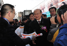 協會陳平主任在2010年“3.15”咨詢活動現場向時任國家質檢總局副局長支樹平匯報由協會主辦的3.15活動開展情況