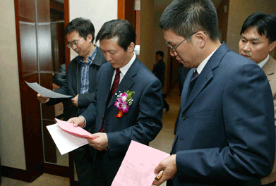 大會主席團推舉產(chǎn)生的監(jiān)票人中國質(zhì)量檢驗協(xié)會秘書長助理張明、總監(jiān)票人國家質(zhì)檢總局質(zhì)量司司長田世宏在仔細(xì)統(tǒng)計各項投票數(shù)據(jù)